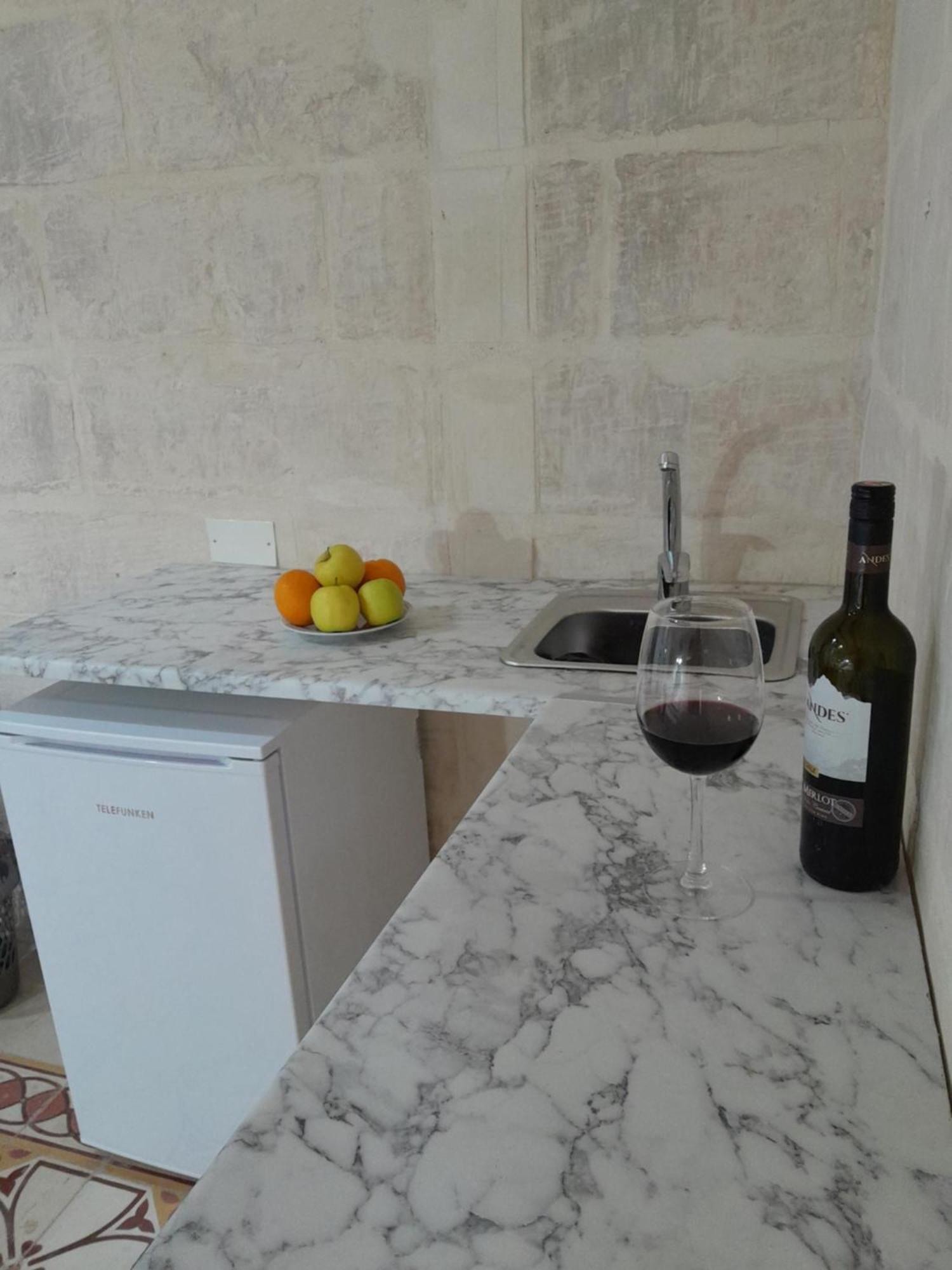 Limestone Suites Слима Экстерьер фото
